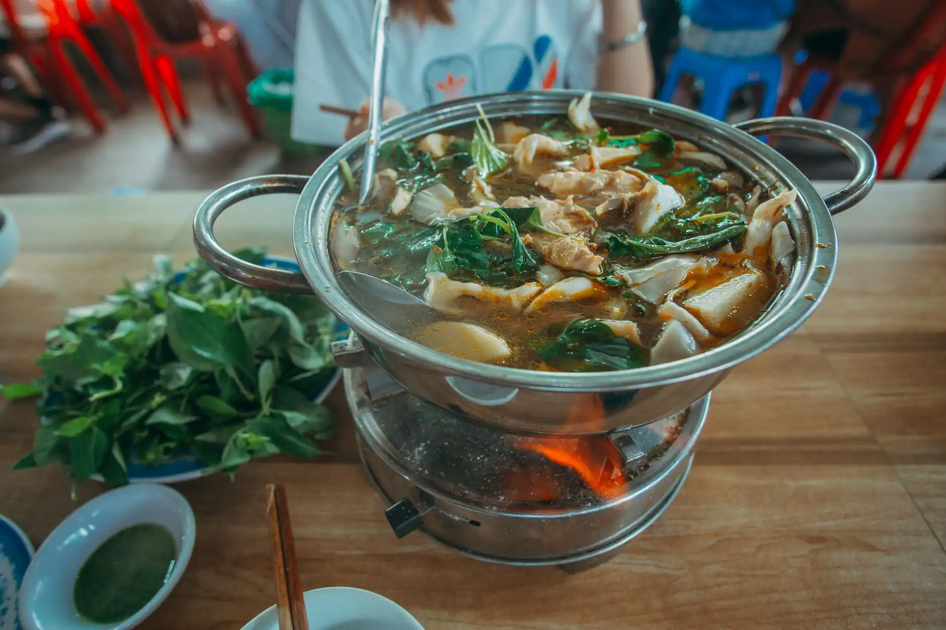 食堂托管与食材供应模式对比：学校食堂如何选择更合适的餐饮管理方案