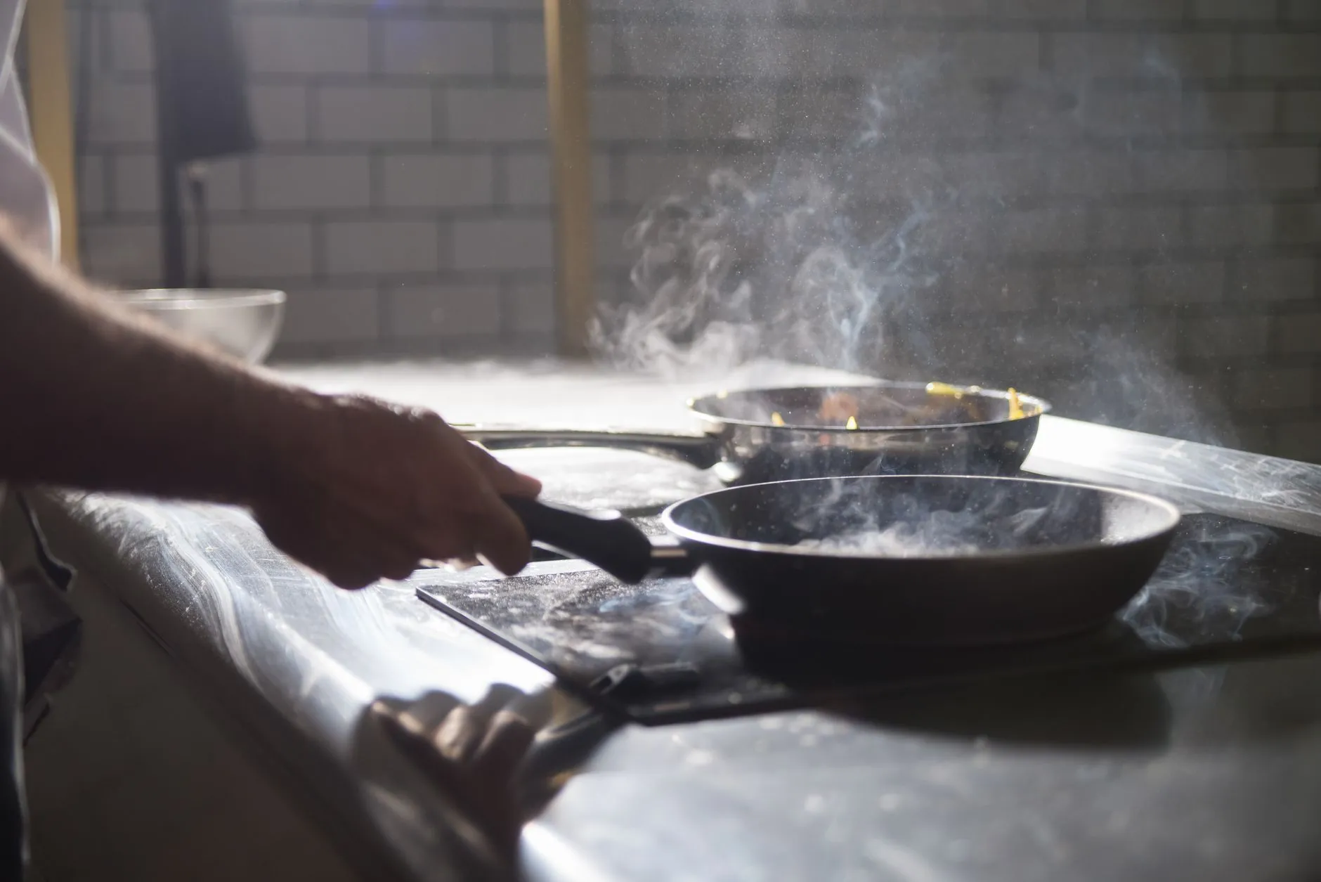 食堂托管与食材供应模式对比：学校食堂如何选择更合适的餐饮管理方案